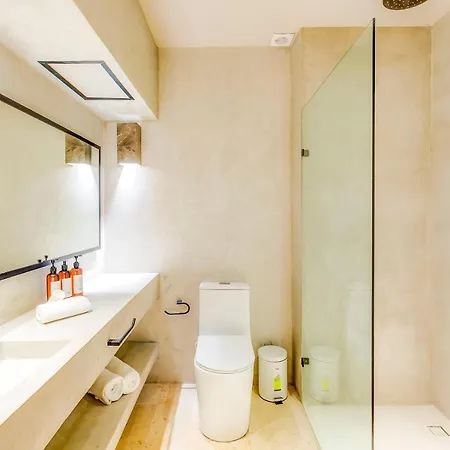 Apartment Gorgeous Flowy Space With Wrap-around Private Pool