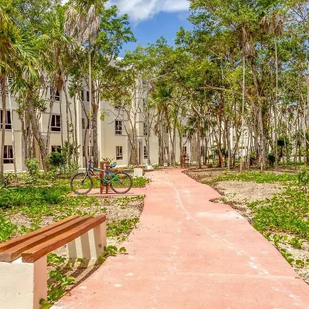 Cozy Oasis: 2-bedroom W/ Pool Apartment *