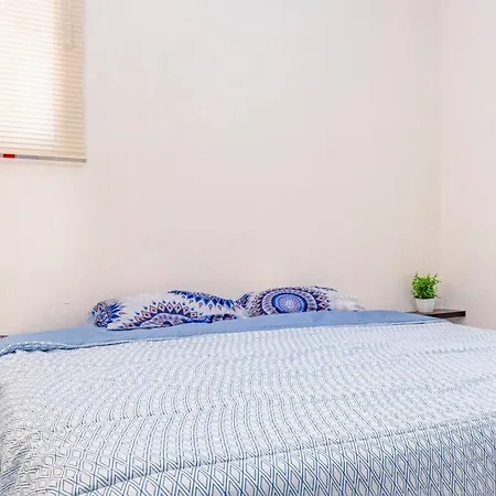 Cozy Oasis: 2-bedroom W/ Pool