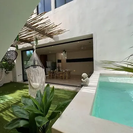 New 2level Ph W/pool! Apartment
