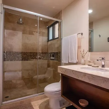 Casa Cactus! Private Jacuzzi And Rooftop +gym+business Center+ Wifi!