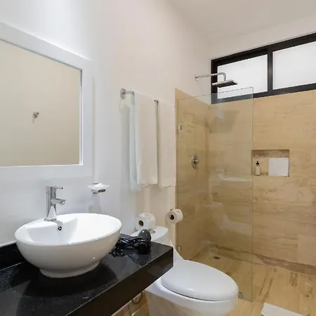 2br With Rooftop Pool Near Restaurants