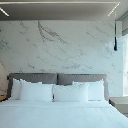 Apartment Impeccable Penthouse With Private Rooftop Pool! *