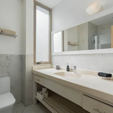 Apartment Cozy 2br In With Pool Near The Beach *