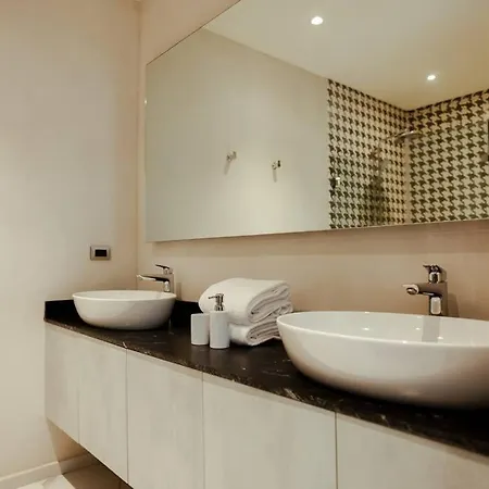 8 Bed Luxury W/ Private Pool, And Sauna! Holiday home *