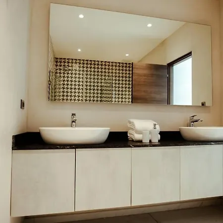 8 Bed Luxury W/ Private Pool, And Sauna! Holiday home *