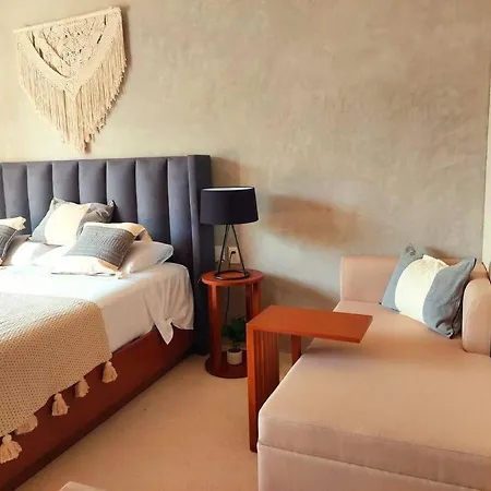 Fully Equipped Studio, King Size Bed, Great Wifi,