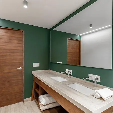 308-303 Beautiful With 3 Bedrooms Apartment *