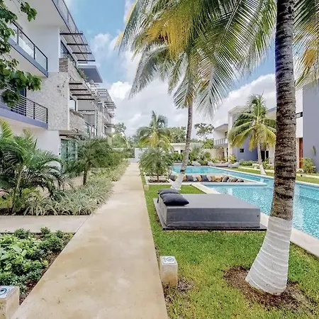 Apartment Contemporary Poolside Condo, Wi-fi - Paraiso Kaanal 101
