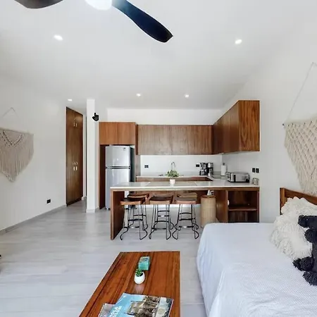 Spacious Condo, Beautiful Pool, Wi-fi - Casa Kaanal 104 *