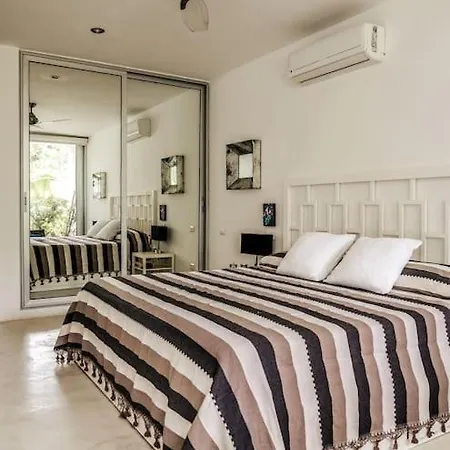 In W/pool And Rooftop 5 Min Downtown Apartment