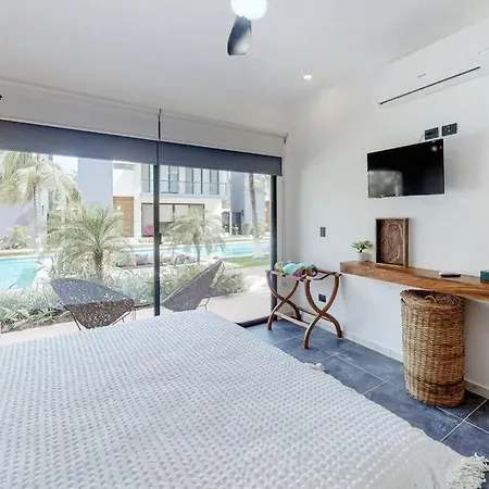 Apartment Contemporary Poolside Condo, Wi-fi - Paraiso Kaanal 101