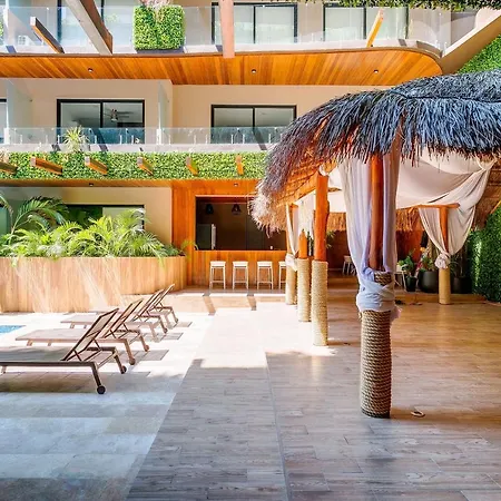 Tropical Heart Of 2 Pools Plus Gym *