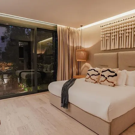 Luxurious And Mystical 2br Flat With Pool View Apartment
