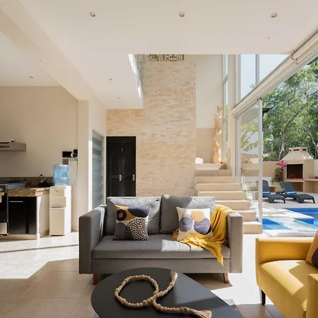 Private Modern Villa-pool Beds-ac-internet-parking-grill Holiday home