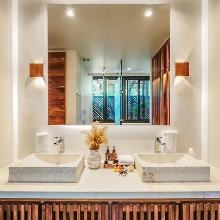 Divine 1br Ph With Private Pool And Spectacular Pools
