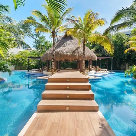 Apartment Hideaway With Penthouse Pool And Jungle