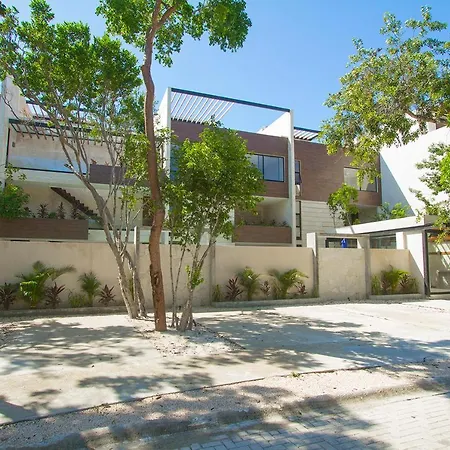 *luxurious With Private Patio*