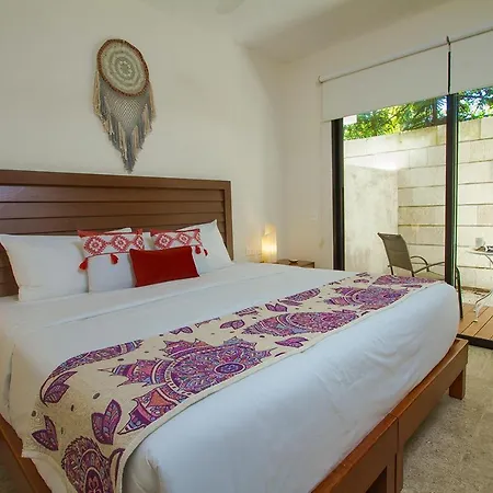 *luxurious With Private Patio* *