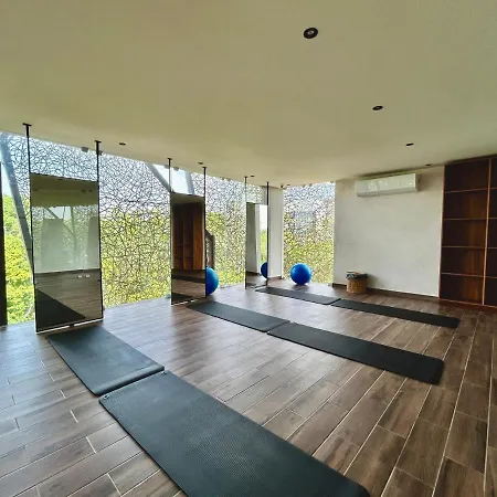 Rooftop Oasis: Urban Retreat With Infinity Pool & Private Terrace