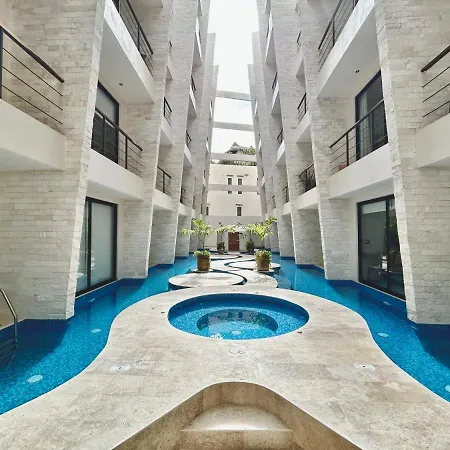 Apartment Rooftop Oasis: Urban Retreat With Infinity Pool & Private Terrace *
