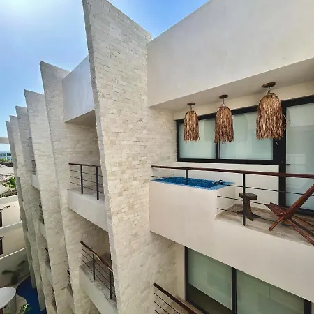 Rooftop Oasis: Urban Retreat With Infinity Pool & Private Terrace *