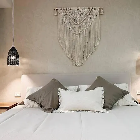 Alterhome Withe Luxury Menesse Apartment