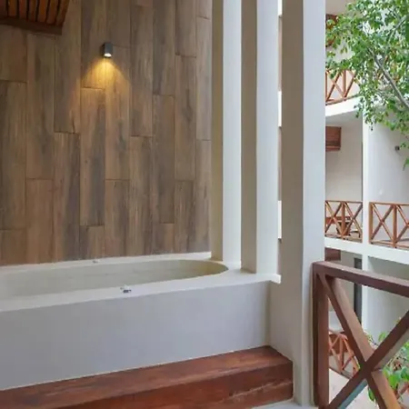 Madera Y Agua: Jacuzzi En El Techo Y Piscina