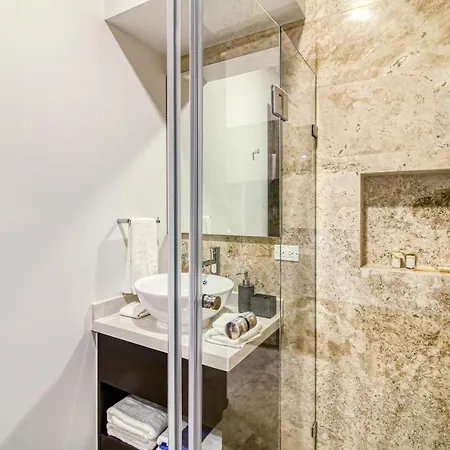 Menesse #204a Downtown Hotel *
