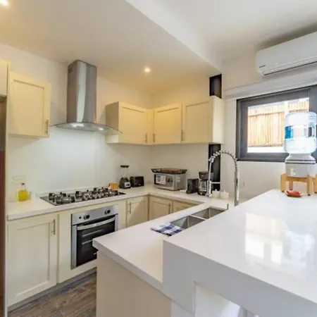 Stunning Jungle House In Th15 Gym Bbq Private Pool *