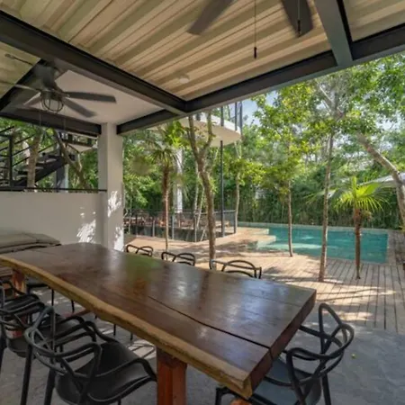 Stunning Jungle House In Th15 Gym Bbq Private Pool