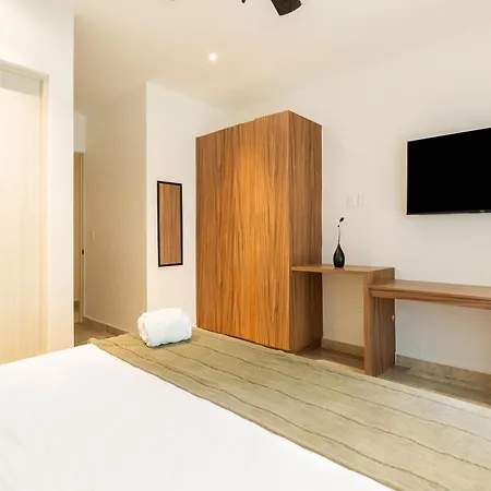 Private Hot Tub, Scooters, Pool, Outdoor Cinema, 750 Mb Apartment *
