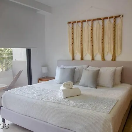 Romantic Whit A Refreshing Pool & Gym In Menesse