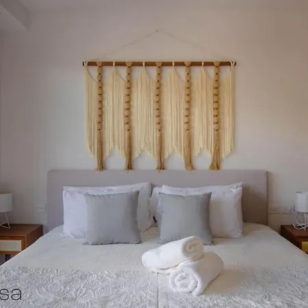 Apartment Romantic Whit A Refreshing Pool & Gym In Menesse