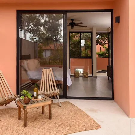 Hotel Privada En Cerrada Con Piscina Y Gym.