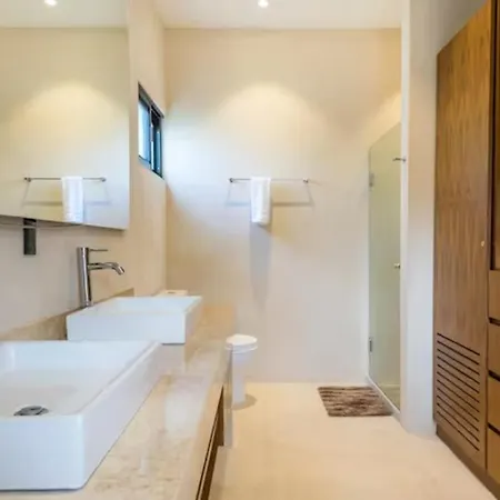 Apartment Spacious Ph. Amazing Roof-top Pool.near Beach/town