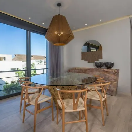 Beyond Amazing 3bd 2br/ Balcony