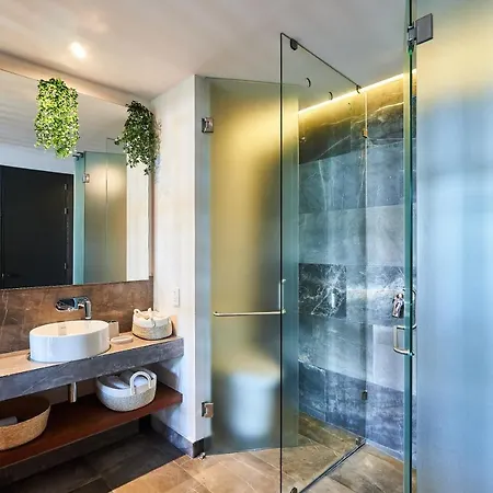 Bond - Centric & Private Plunge Pool & Club Access Apartment *