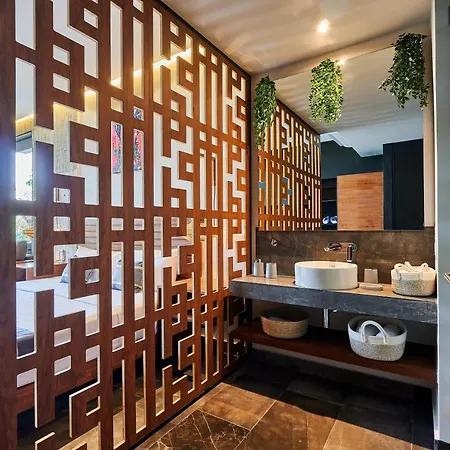 Bond - Centric & Private Plunge Pool & Club Access Apartment