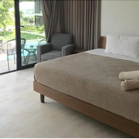 Free Shuttle To Great And Condo! *