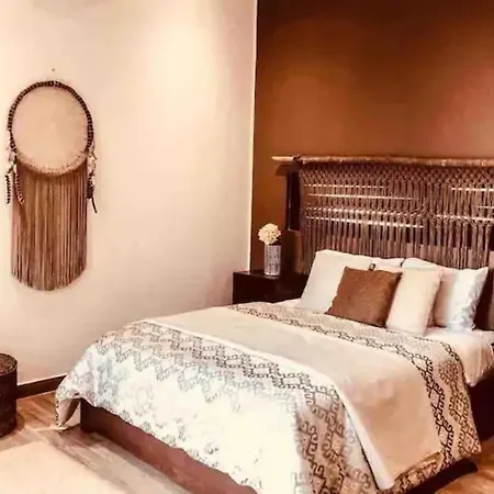 Casa Lou, Large House And Pool, Beach Club Access Holiday home *