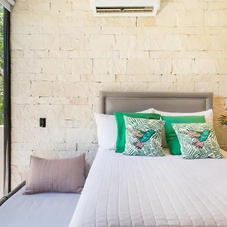 Apartment Spacious Ph. Amazing Roof-top Pool.near Beach/town