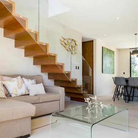 Spacious Ph. Amazing Roof-top Pool.near Beach/town