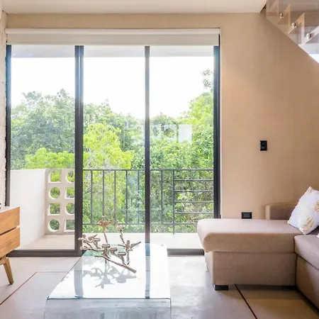 Spacious Ph. Amazing Roof-top Pool.near Beach/town Apartment
