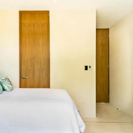 Apartment Spacious Ph. Amazing Roof-top Pool.near Beach/town