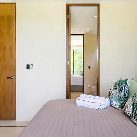 Spacious Ph. Amazing Roof-top Pool.near Beach/town