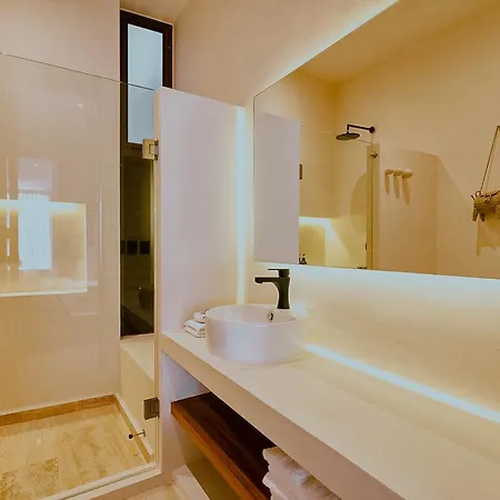 Luxury Studio In Prime La Veleta Location With Balcony, Rooftop Pool, Lounge, And Outdoor Seating *