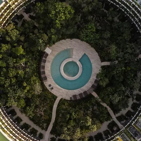Mistiq Jungle Loft ~ Pool & Gym Apartment