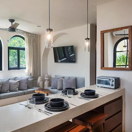 New! Private Pool. Near Beach&town. 200mb Wi-fi Apartment *