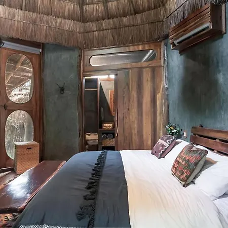 Holiday home Stunning Jungle Treehouse With Lakefront & Beachside